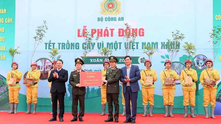 Trao tặng cây giống, trang phục phòng cháy, chữa cháy và trang thiết bị bảo vệ môi trường cho Công an tỉnh Nam Định. (Ảnh: THÙY DƯƠNG) Trao tặng cây giống, trang phục phòng cháy, chữa cháy và trang thiết bị bảo vệ môi trường cho Công an tỉnh Nam Định. (Ảnh: THÙY DƯƠNG)