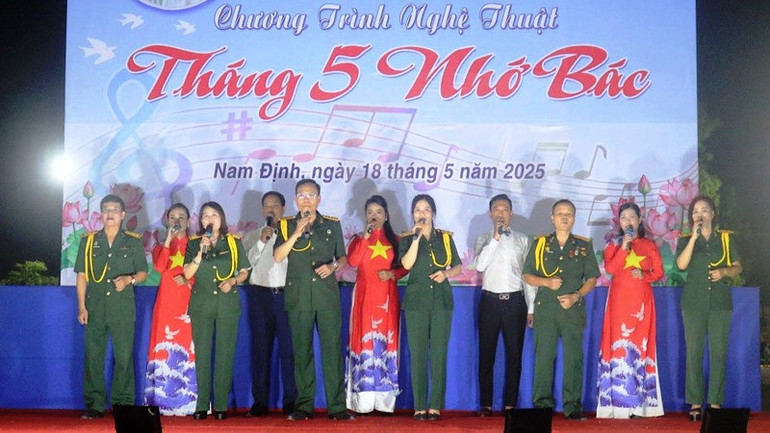 Một tiết mục trong Chương trình nghệ thuật “Tháng Năm nhớ Bác” của thành phố Nam Định (Nam Định).