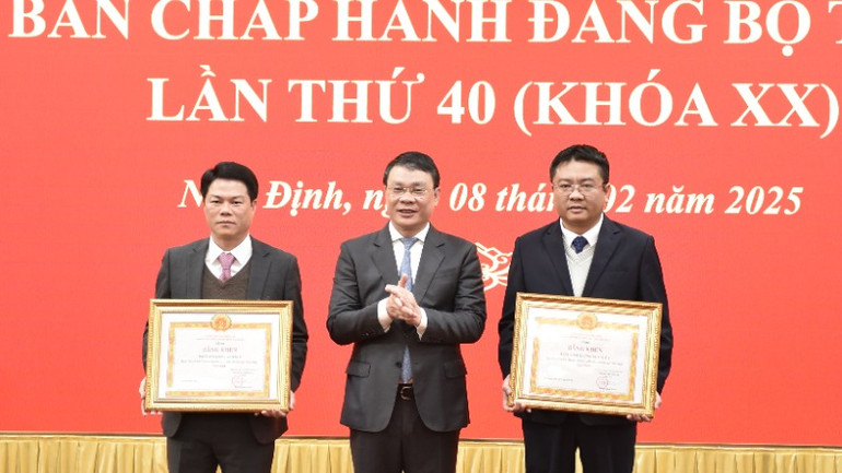 Đảng bộ huyện Giao Thủy và Đảng bộ Công an tỉnh Nam Định nhận Bằng khen của Ban chấp hành Đảng bộ tỉnh đạt tiêu chuẩn "Hoàn thành xuất sắc nhiệm vụ" tiêu biểu năm 2024.