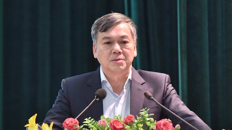 Đồng chí Trần Lê Đoài, Phó Chủ tịch Ủy ban nhân dân tỉnh Nam Định phát biểu tại hội nghị.