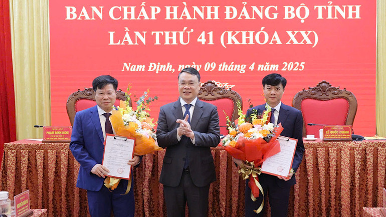 Đồng chí Bí thư Tỉnh ủy Nam Định Đặng Khánh Toàn trao Quyết định của Ban Bí thư Trung ương Đảng về việc chỉ định hai Giám đốc Sở tham gia Ban Chấp hành Đảng bộ tỉnh Nam Định, nhiệm kỳ 2020-2025.