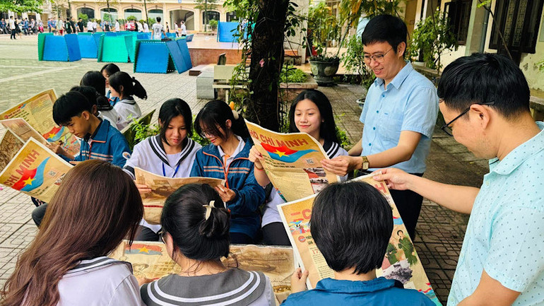 Thầy, trò Trường Trung học phổ thông chuyên Lê Hồng Phong (Nam Định) lật từng trang ấn phẩm phụ san đặc biệt của Báo Nhân Dân và bày tỏ: Như được lắng nghe nhịp đập của lịch sử.