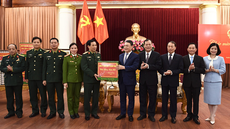 Đại tướng Phan Văn Giang tặng quà lãnh đạo tỉnh Nam Định. (Ảnh: XUÂN TRƯỜNG)