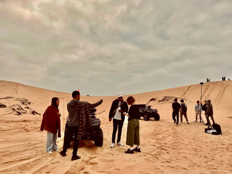 Nhóm sáng tạo Lookbook Quảng Bình Đông Xuân là sự kết hợp của các bạn 8X-9X và rất nhiều bạn gen Z với khao khát theo đuổi phong cách sáng tạo độc bản, tạo ra xu hướng. Ảnh: NVCC Nhóm sáng tạo Lookbook Quảng Bình Đông Xuân là sự kết hợp của các bạn 8X-9X và rất nhiều bạn gen Z với khao khát theo đuổi phong cách sáng tạo độc bản, tạo ra xu hướng. Ảnh: NVCC