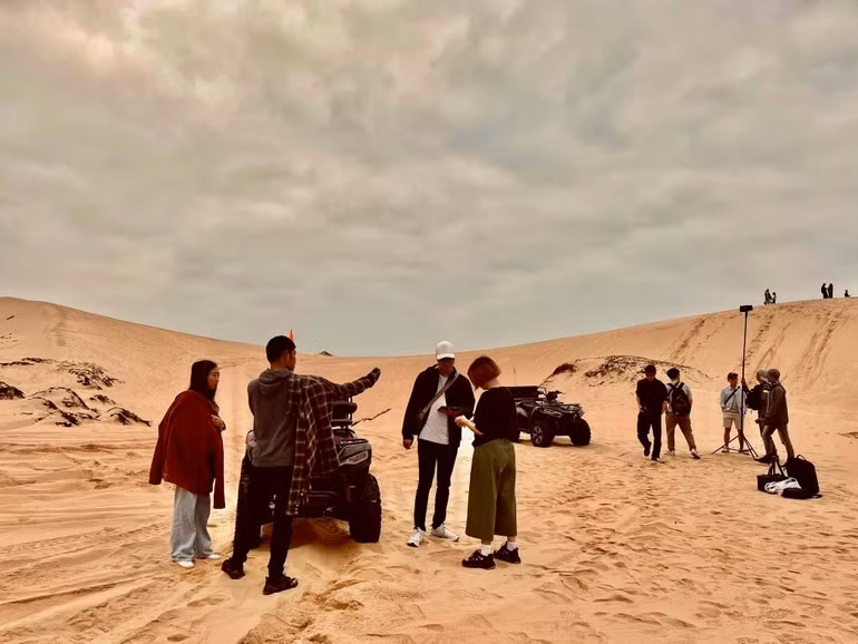 Nhóm sáng tạo Lookbook Quảng Bình Đông Xuân là sự kết hợp của các bạn 8X-9X và rất nhiều bạn gen Z với khao khát theo đuổi phong cách sáng tạo độc bản, tạo ra xu hướng. Ảnh: NVCC Nhóm sáng tạo Lookbook Quảng Bình Đông Xuân là sự kết hợp của các bạn 8X-9X và rất nhiều bạn gen Z với khao khát theo đuổi phong cách sáng tạo độc bản, tạo ra xu hướng. Ảnh: NVCC