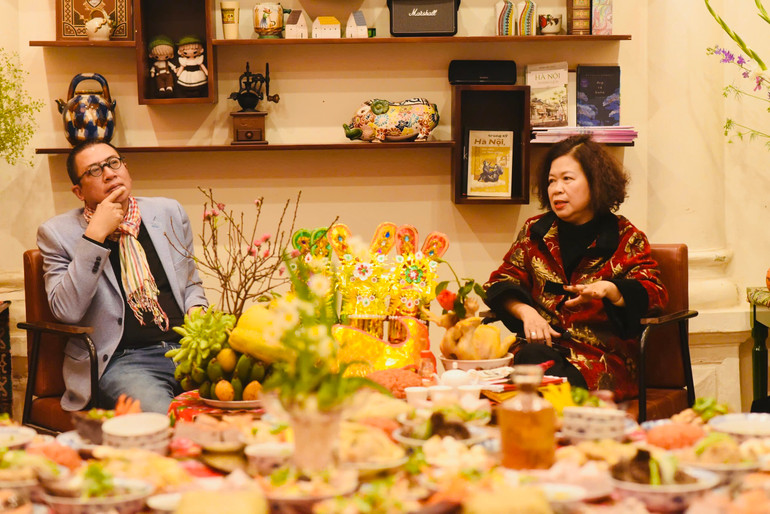 Nhà báo Vĩnh Quyên (bên phải) chia sẻ tại workshop “Lễ tiễn ông Công ông Táo - Tục bao sái bàn thờ - Mâm cơm tất niên”. Ảnh: TGCC