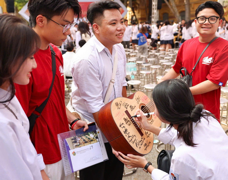 Học trò lớp 12 cùng nhau lưu giữ những kỷ niệm về bạn bè, thầy cô, mái trường trong lễ bế giảng năm học 2024-2025 Học trò lớp 12 cùng nhau lưu giữ những kỷ niệm về bạn bè, thầy cô, mái trường trong lễ bế giảng năm học 2024-2025