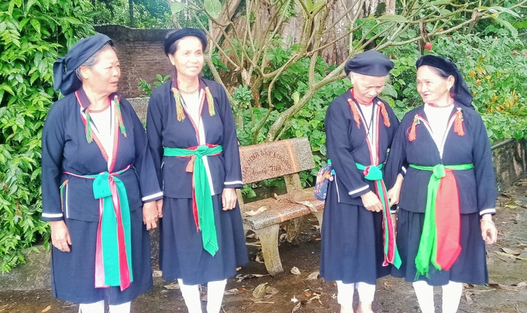 Bà con dân tộc Sán Dìu, xóm Tam Thái, xã Hóa Thượng, huyện Đồng Hỷ, hát Soọng cô.