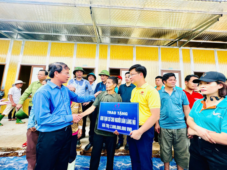 Bàn giao khu nhà tạm cư cho bà con Làng Nủ.