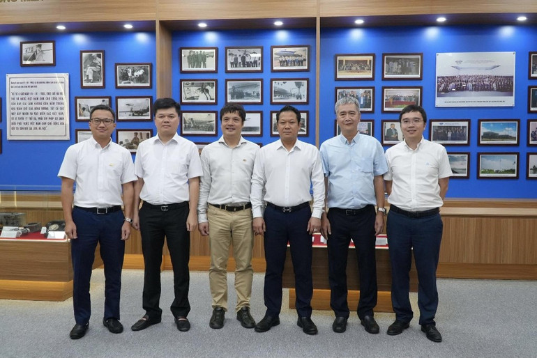 Đại diện Ban Lãnh đạo của Tổng công ty Quản lý bay Việt Nam và Tập đoàn FPT. Đại diện Ban Lãnh đạo của Tổng công ty Quản lý bay Việt Nam và Tập đoàn FPT.