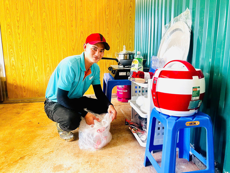 Nhà tạm có đầy đủ đồ dùng cho sinh hoạt thiết yếu của người dân.