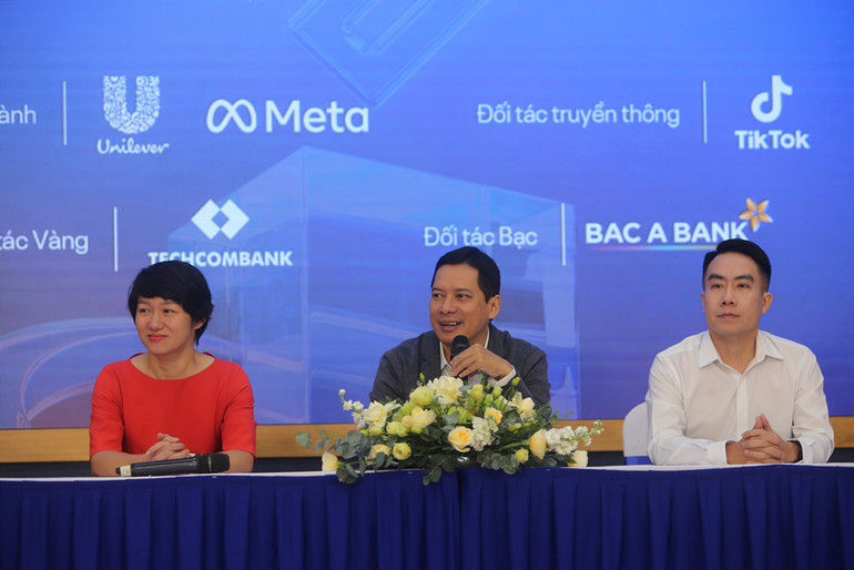 Đại diện Ban tổ chức trả lời với báo chí và các nhà sáng tạo nội dung.