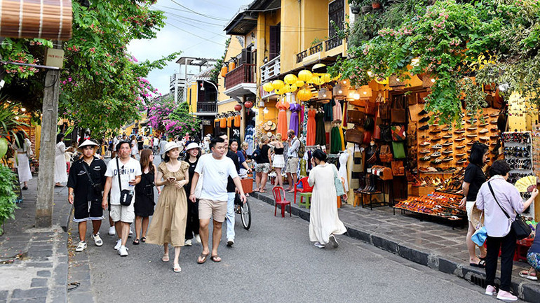 Du khách tham quan phố cổ Hội An. (Ảnh THANH TRÚC)