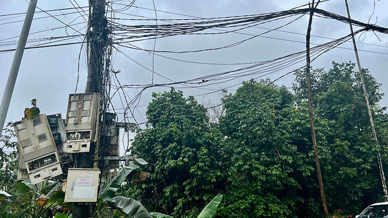 Chằng chịt dây điện đấu nối sau công-tơ.