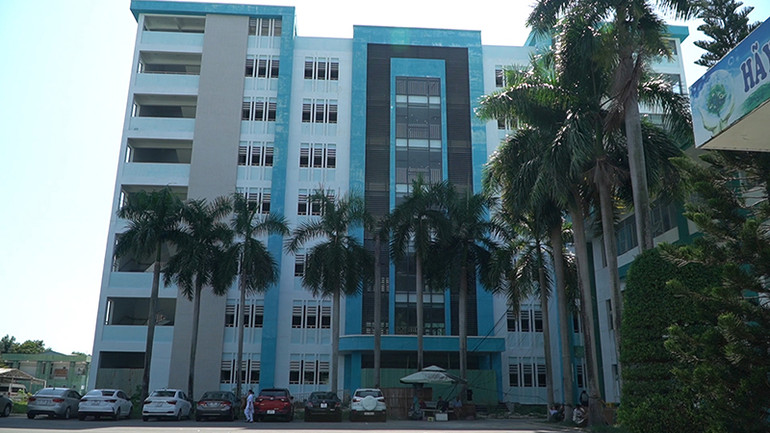 Mặt trước của Khu điều trị kỹ thuật cao thuộc dự án Bệnh viện Đa khoa Quảng Nam. Mặt trước của Khu điều trị kỹ thuật cao thuộc dự án Bệnh viện Đa khoa Quảng Nam.