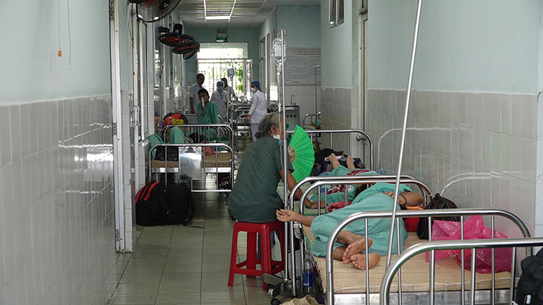 Bệnh nhân nằm điều trị ngoài hành lang, dọc lối đi giữa các phòng bệnh. Bệnh nhân nằm điều trị ngoài hành lang, dọc lối đi giữa các phòng bệnh.