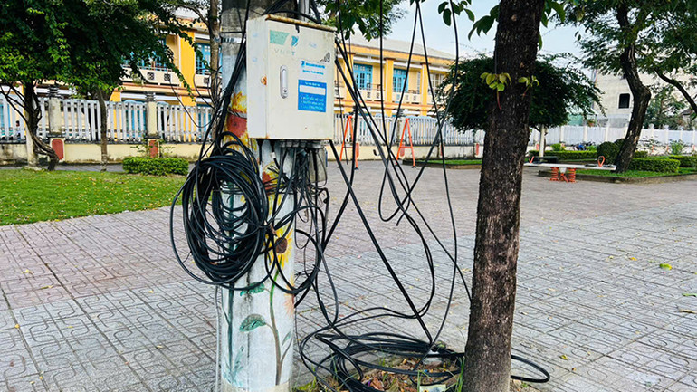 Dây điện, cáp viễn thông bỏ nằm luôn dưới mặt đất.