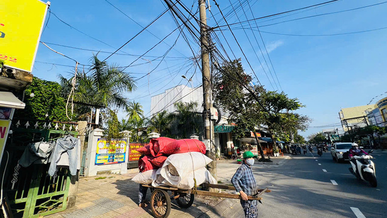 Dây điện, cáp viễn thông giăng mắc chằng chịt.