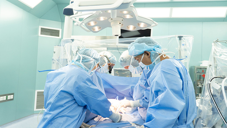 Ê-kíp phẫu thuật banding thu hẹp đường kính thân động mạch phổi cho bệnh nhi sơ sinh 25 ngày tuổi.