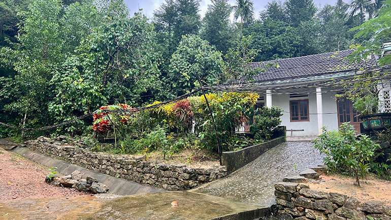 Nhiều dây điện mắc chằng chịt chạy sát trước nhà người dân.