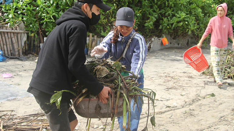 Người dân tích cực tham gia thu dọn rác, trả lại cảnh quan sạch đẹp cho bãi biển An Bàng.