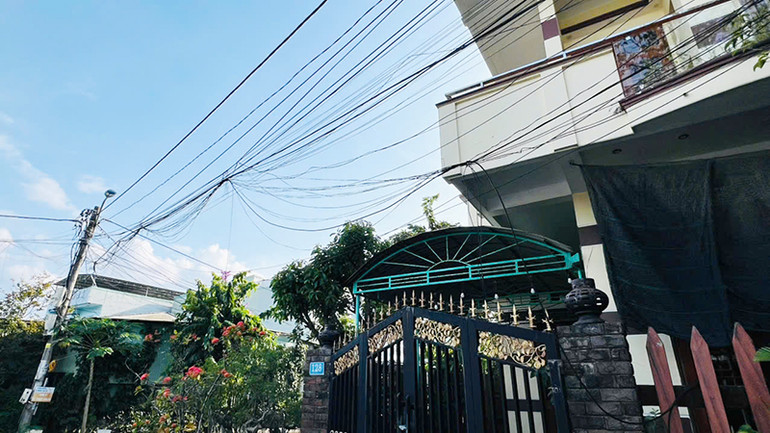 Dây điện, cáp viễn thông bị đứt lòng thòng xuống nhà dân.