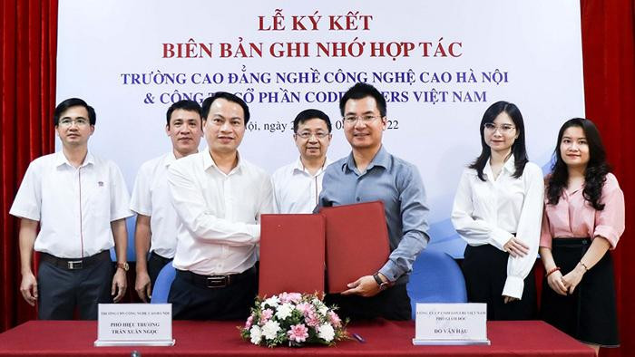 Trường Cao đẳng nghề Công nghệ cao Hà Nội ký hợp tác với Công ty Cổ phần Codelovers Việt Nam nhằm tăng cường đào tạo đáp ứng nhu cầu doanh nghiệp. (Ảnh: HHT) Trường Cao đẳng nghề Công nghệ cao Hà Nội ký hợp tác với Công ty Cổ phần Codelovers Việt Nam nhằm tăng cường đào tạo đáp ứng nhu cầu doanh nghiệp. (Ảnh: HHT)