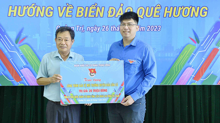 Ban tổ chức trao tặng công trình bảo vệ môi trường trị giá 20 triệu đồng cho huyện đảo Cồn Cỏ.