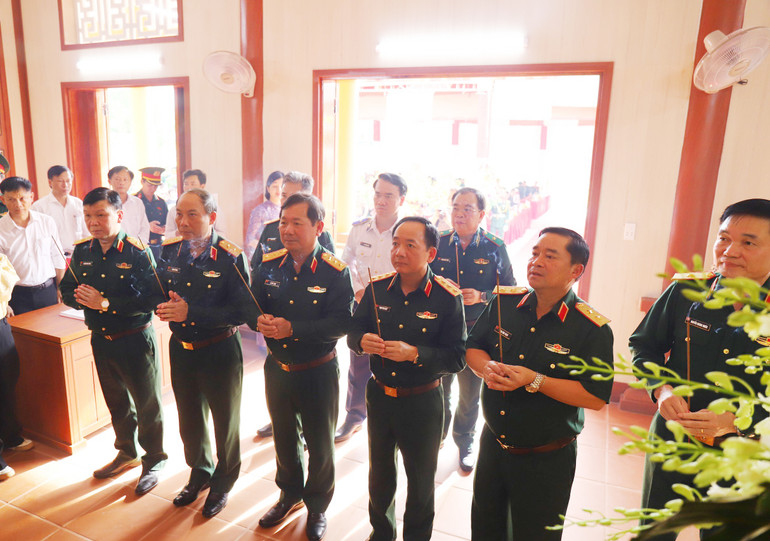 Dâng hương tại Nhà lưu niệm Đại tướng Đoàn Khuê Dâng hương tại Nhà lưu niệm Đại tướng Đoàn Khuê