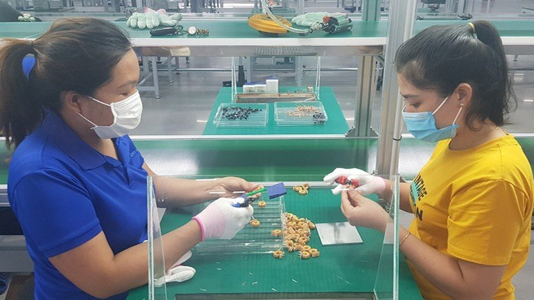 Những công nhân đầu tiên của Quảng Trị được nhà máy tuyển dụng vào làm việc.