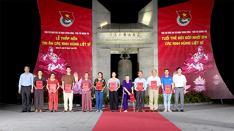 Ban tổ chức trao quà hỗ trợ gia đình chính sách.