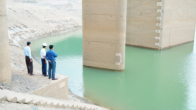 Lãnh đạo Công ty kiểm tra mực nước trong lòng hồ thủy điện Quảng Trị để có phương án điều tiết thích hợp.