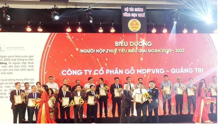 Công ty Cổ phần gỗ MDF VRG Quảng Trị được biểu dương là đơn vị nộp thuế tiêu biểu trên địa bàn.