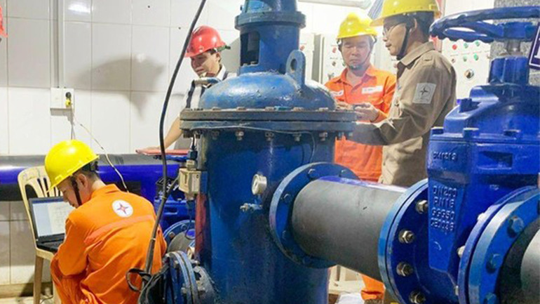 Công nhân, kỹ sư của Công ty đang kiểm tra an toàn, sẵn sàng đáp ứng công suất vận hành nhà máy trong trong mùa mưa bão sắp đến.