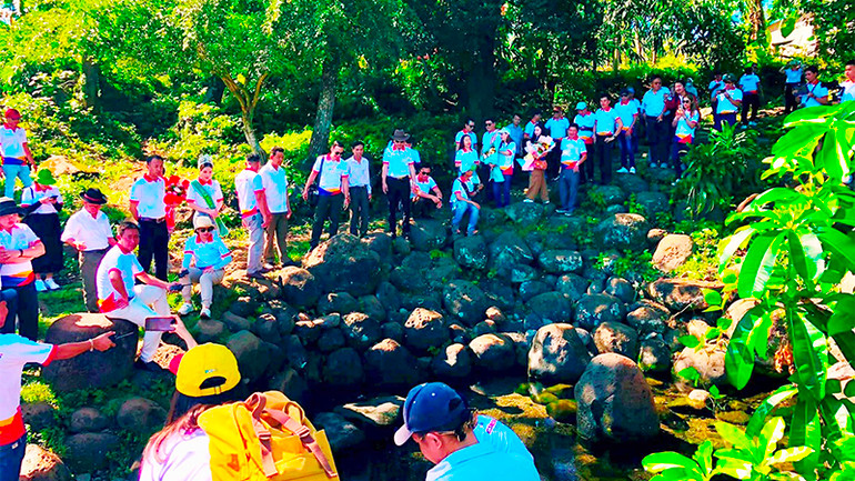 Đoàn Caravan của 3 nước tham quan, trải nghiệm hệ thống di tích giếng cổ Gio An, huyện Gio Linh.