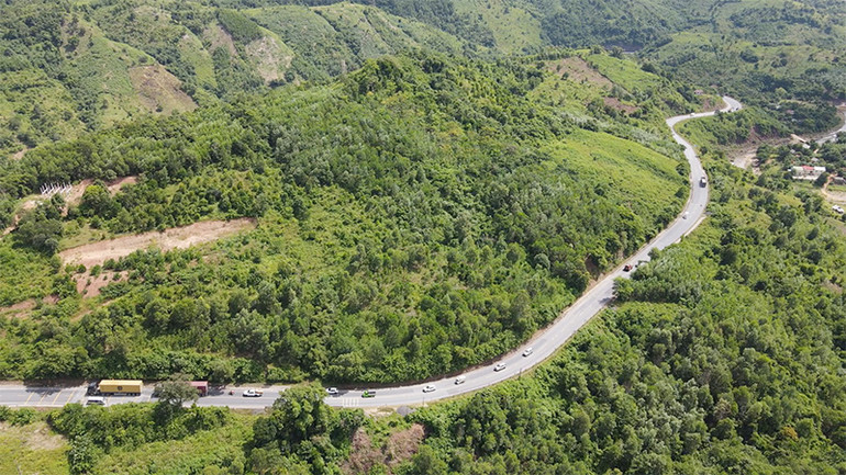 Quốc lộ 9 không còn đủ năng lực đáp ứng nên cần đầu tư cao tốc đường bộ Cam Lộ-Lao Bảo phục vụ phát triển kinh tế-xã hội. Quốc lộ 9 không còn đủ năng lực đáp ứng nên cần đầu tư cao tốc đường bộ Cam Lộ-Lao Bảo phục vụ phát triển kinh tế-xã hội.