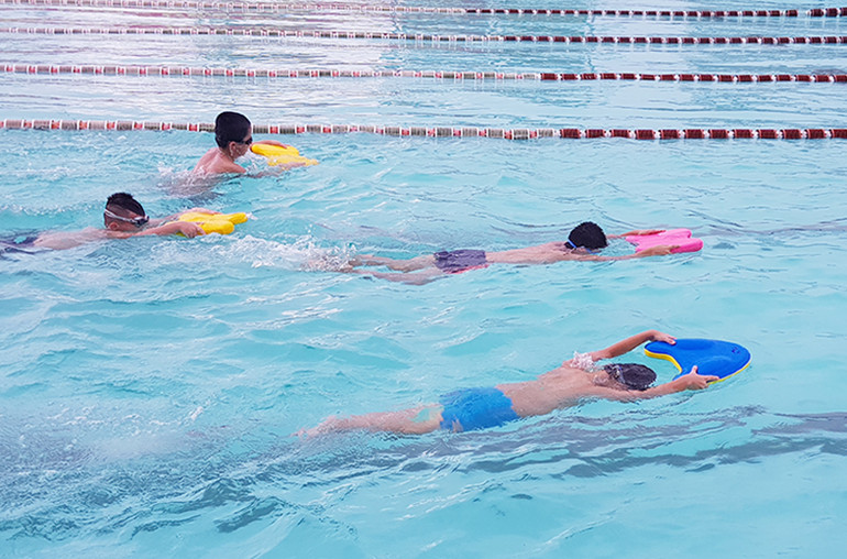 Trẻ em Quảng Trị ngày càng được quan tâm trang bị kỹ năng bơi lội, phòng chống đuối nước