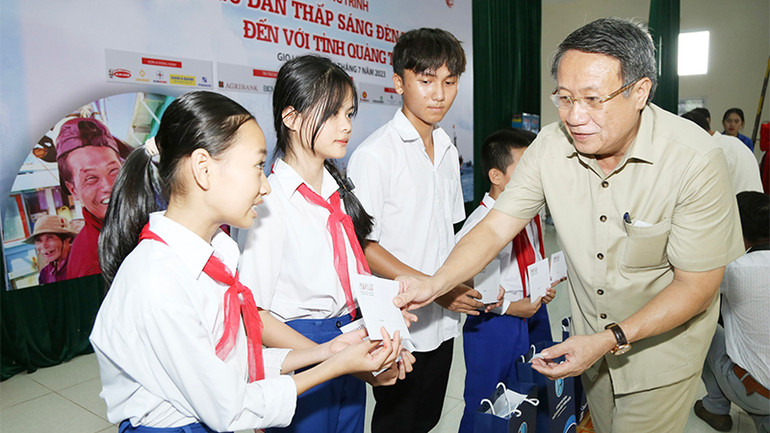 Phó Chủ tịch Thường trực Ủy ban nhân dân tỉnh Quảng Trị Hà Sỹ Đồng trao học bổng cho học sinh con em ngư dân.