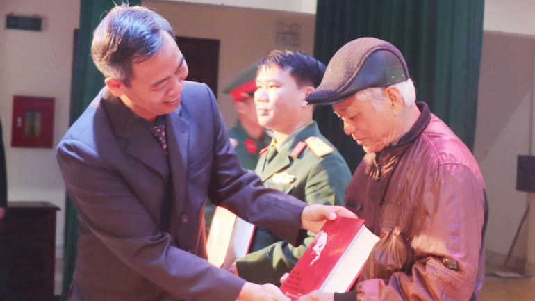 Phó Bí thư Thường trực Tỉnh ủy, Chủ tịch Hội đồng nhân dân tỉnh Quảng Trị Nguyễn Đăng Quang trao tặng sách “Bà mẹ Việt Nam Anh hùng tỉnh Quảng Trị đến thân nhân các mẹ. Phó Bí thư Thường trực Tỉnh ủy, Chủ tịch Hội đồng nhân dân tỉnh Quảng Trị Nguyễn Đăng Quang trao tặng sách “Bà mẹ Việt Nam Anh hùng tỉnh Quảng Trị đến thân nhân các mẹ.