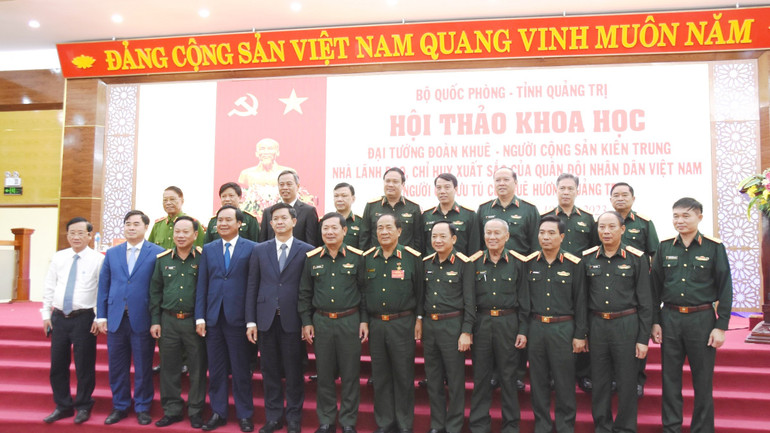 Các đại biểu chụp ảnh lưu niệm tại hội thảo.