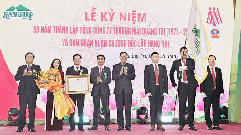 Thừa ủy quyền của Chủ tịch nước, Phó Bí thư Thường trực Tỉnh ủy, Chủ tịch Hội đồng nhân dân tỉnh Quảng Trị Nguyễn Đăng Quang; Phó Bí thư Tỉnh ủy, Chủ tịch Ủy ban nhân dân tỉnh Quảng Trị Võ Văn Hưng trao Huân chương Độc lập hạng Nhì Tổng Công ty Thương mại Quảng Trị.
