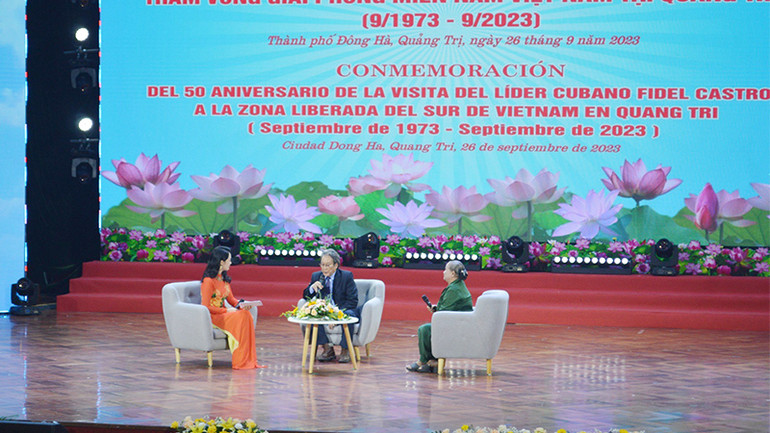 Giao lưu các nhân chứng tại buổi lễ kỷ niệm.