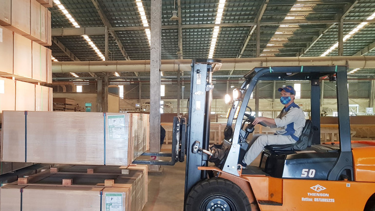 Công nhân chuyển sản phẩm gỗ vừa sản xuất đến địa điểm giao khách hàng.