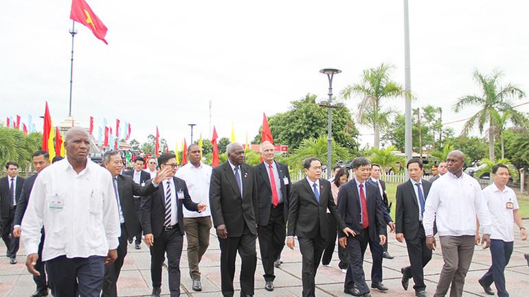 Chủ tịch Quốc hội Chính quyền Nhân dân và Hội đồng Nhà nước Cuba Esteban Lazo Hernandez và Phó Chủ tịch Thường trực Quốc hội Trần Thanh Mẫn tham quan Khu di tích quốc gia đặc biệt Đôi bờ Hiền Lương-Bến Hải.