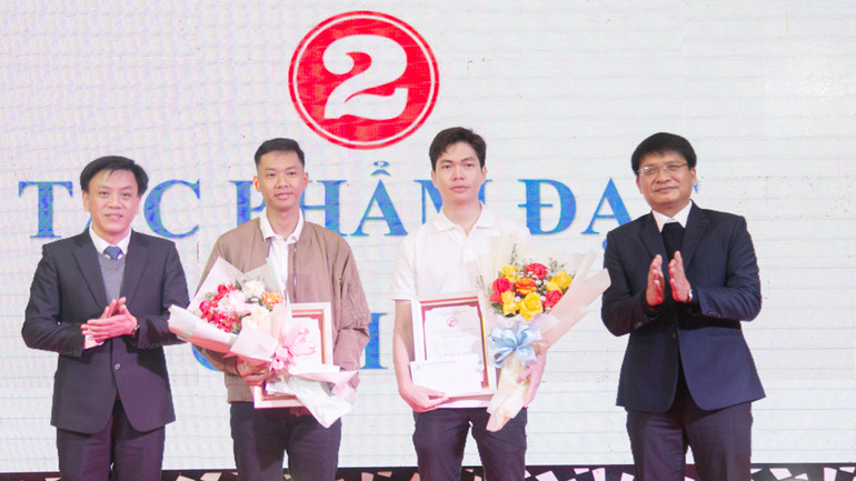 Giám đốc Trung tâm xúc tiến đầu tư, du lịch và thương mại Quảng Trị Nguyễn Đức Tân (bên phải) và lãnh đạo Sở Văn hóa, Thể thao và Du lịch tỉnh trao giải B cho các tác giả.