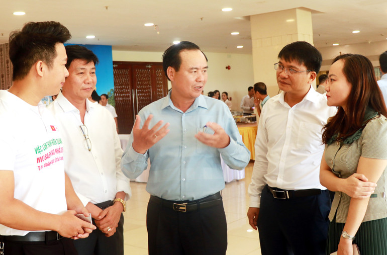 Lãnh đạo tỉnh Quảng Trị trao đổi với doanh nghiệp và các sở, ngành trong giờ giải lao.