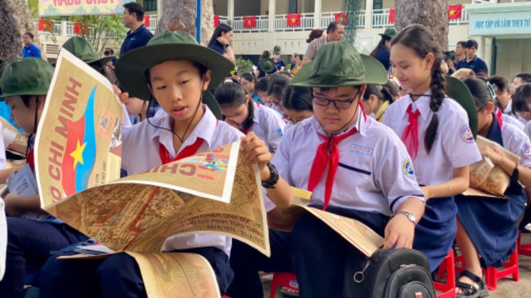 Thí sinh tìm hiểu phụ san của Báo Nhân Dân trước khi vào phần thi.