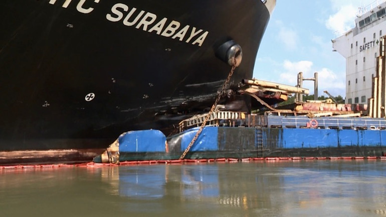 Mũi tàu chở hàng bị biến dạng sau va chạm.