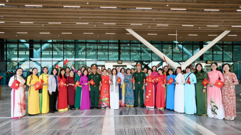 Lãnh đạo Ủy ban nhân dân Thành phố Hồ Chí Minh, Quân khu 7, Bộ Tư lệnh thành phố có mặt tiễn các đoàn về đơn vị công tác. Lãnh đạo Ủy ban nhân dân Thành phố Hồ Chí Minh, Quân khu 7, Bộ Tư lệnh thành phố có mặt tiễn các đoàn về đơn vị công tác.