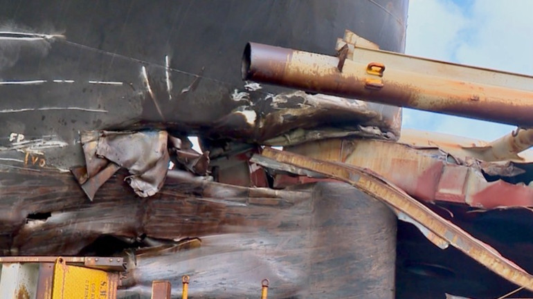 Vỏ tàu hàng SURABAYA (Panama) bị đâm thủng.